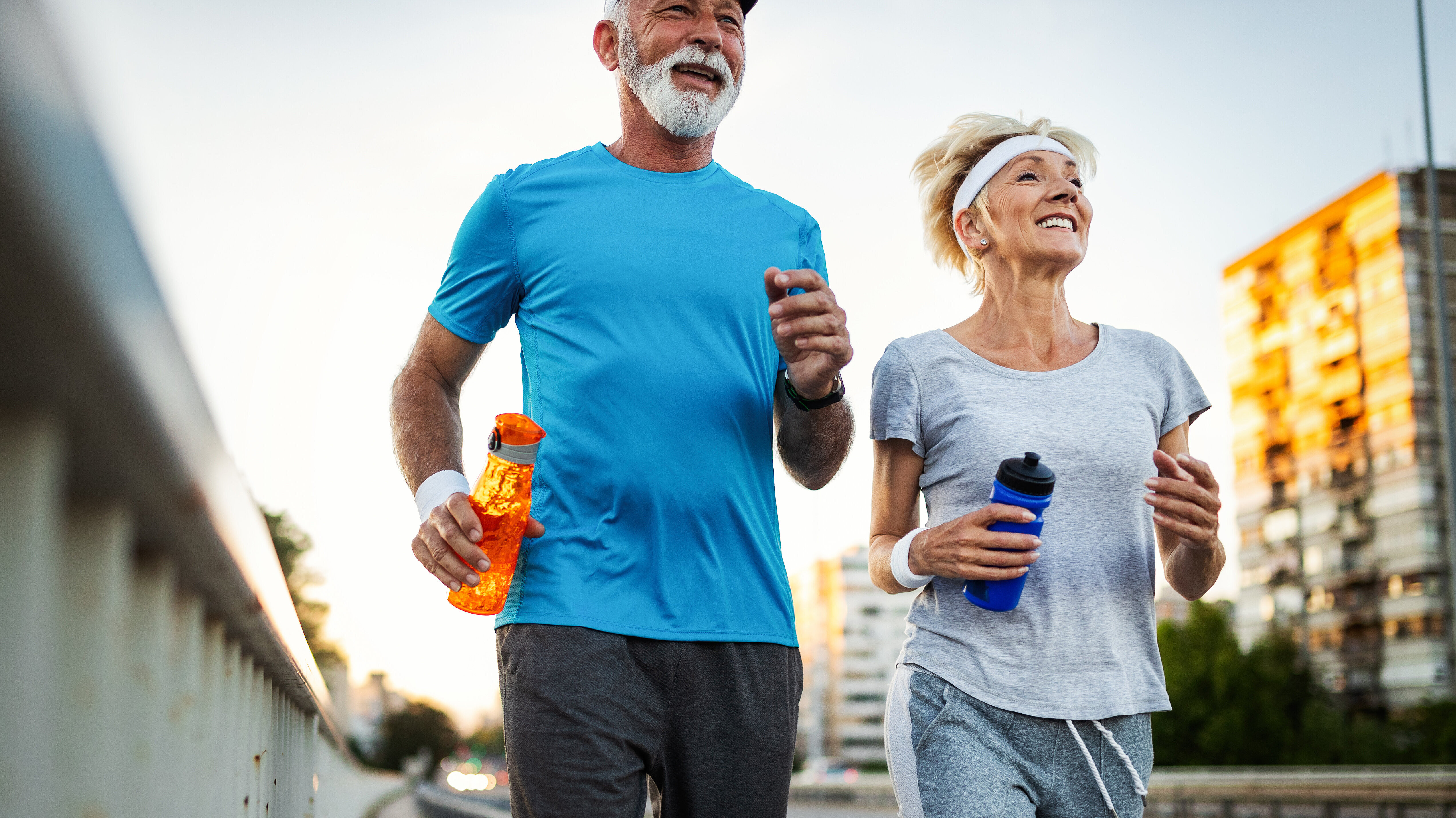 Sportliches Seniorenpaar joggt durch die Stadt